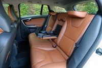 ボルボV60 DRIVe（FF/6AT）／T6 AWD R-DESIGN（4WD/6AT）【短評】