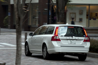 50km/h以上での緊急制動を判別し、ブレーキライトを点滅させて後続車に警告する「アダプティブ・ブレーキ・ライト」をV70全グレードに標準装備する。