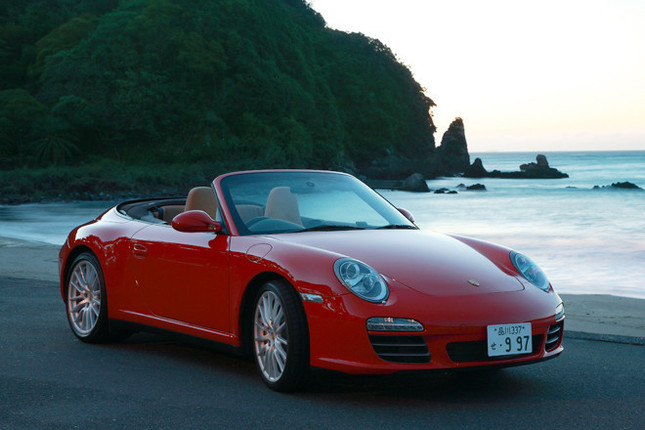【スペック】カレラ4Sカブリオレ：全長×全幅×全高＝4435×1852×1300mm／ホイールベース＝2350mm／車重＝1620kg／駆動方式＝4WD／3.8リッター水平対向6DOHC24バルブ（385ps/6500rpm、42.8kgm/4400rpm）／価格＝1735万円（テスト車＝1843万円）