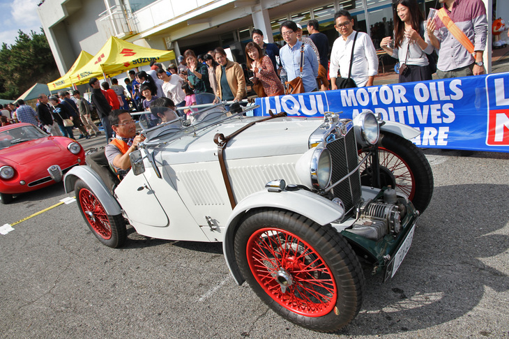 ジムカーナのインターバルとなるランチタイムには、「MG J2 ミジェット」をはじめとする参加車両に子供を乗せて走る同乗体験を実施。会場では難病と闘う子どもたちの夢をかなえるボランティア団体「メイク・ア・ウィッシュ」による募金活動も行われた。