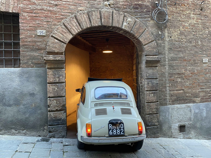 購入の目的はただひとつ。シエナ旧市街にある車庫に容易に収めるためだった。