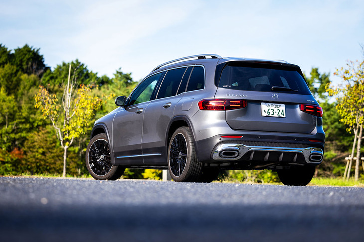 「GLB」で有償オプションだった「AMGレザーエクスクルーシブパッケージ」や「AMGラインパッケージ」に含まれる多くのアイテムを標準装備化した「GLBアーバンスターズ」。充実した装備と、上質な内外装を特徴とするお得なモデルと紹介できる。