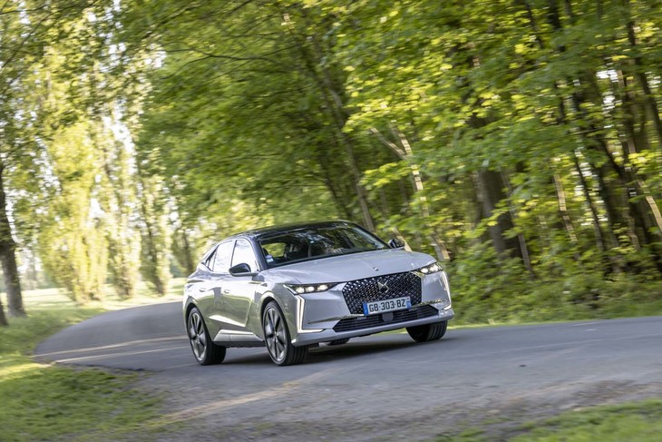 駆動用リチウムイオンバッテリーの容量は12.4kWh。EV走行換算距離は56kmと公表されている。