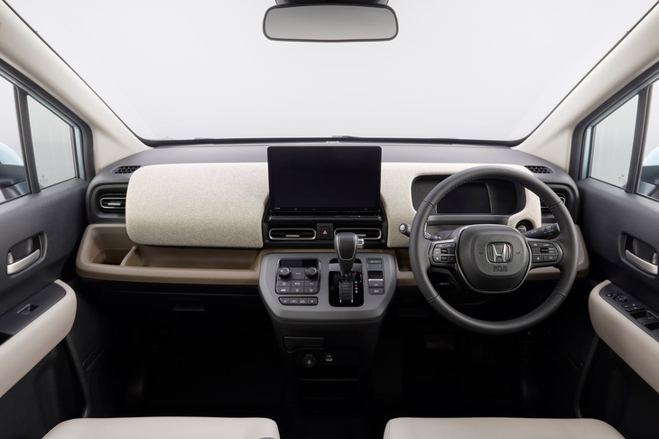 全体的にシンプルな印象の、3代目「ホンダ・フリード」のインストゥルメントパネルまわり。助手席のアッパーグローブボックスをファブリックを張ったフタで隠すなど、雑然としたデザインにならないよう配慮がなされている。