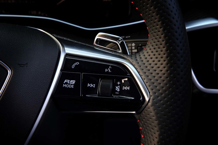 ステアリングホイールの右スポークには「RSモード」ボタンが備わる。ドライブトレインやサスペンションなどの好みをあらかじめ個別設定しておくと「RS1」「RS2」として呼び出せる。