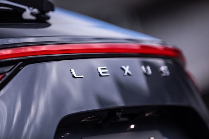 NX450h＋“バージョンL”（エンブレム）