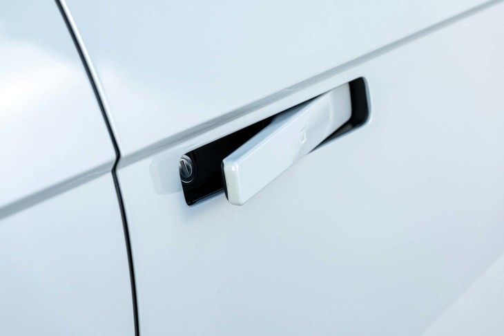 ドアハンドルは、ボディーパネルとフラッシュサーフェス化される“ヒドゥンタイプ”を採用。