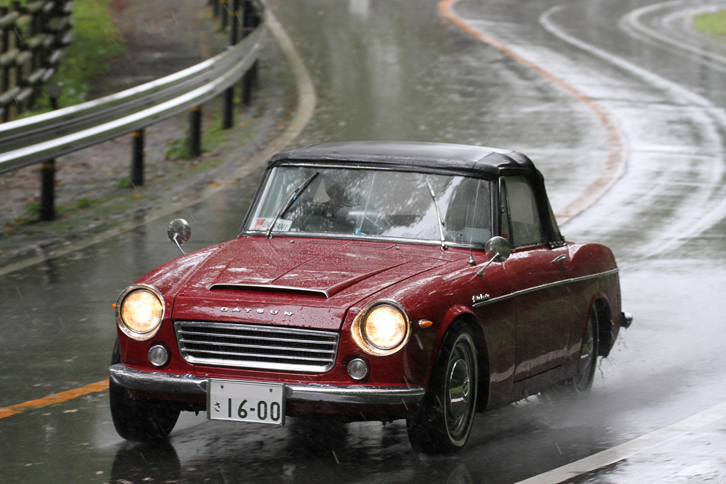 型式名SP311こと1966年「ダットサン・フェアレディ1600」。キャップ付きスチールホイールにホワイトリボンタイヤと、オリジナルの姿を保っている。