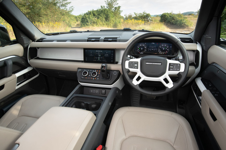 各部がレザーでしつらえられた上質なインテリアは「HSE」ならではのもの。パノラマサンルーフも標準装備されている。