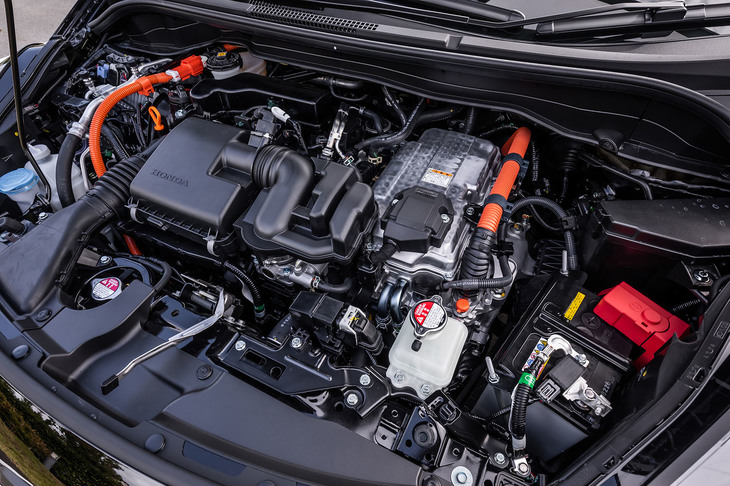 「e：HEV」は、組み合わされるエンジンを最高出力98PSの1.3リッター直4から、同106PSの1.5リッター直4に変更。駆動用モーターの最高出力は従来モデル比で＋14PSの123PSに強化された。