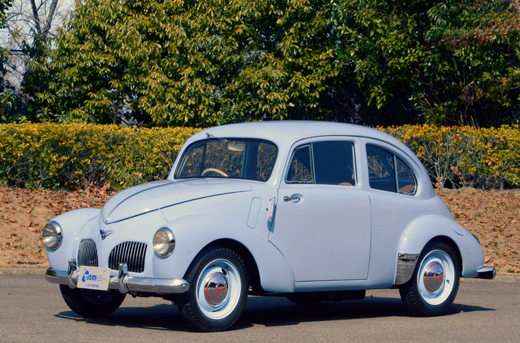 1947年「トヨペットSA型」。四輪独立懸架を備えたバックボーンフレームに流線形の2ドアボディーを架装。エンジンは1リッター直4サイドバルブ、3段MTには国産初のコラムシフトを採用。進歩的な設計だったが商業的には失敗作で、生産台数は200台余りだった。