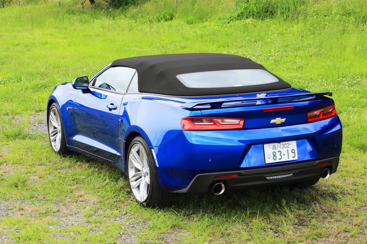 今回の試乗車のボディーカラーは「ハイパーブルーメタリック」。現行型のカマロには、これを含め全5色のボディーカラーが用意されている。