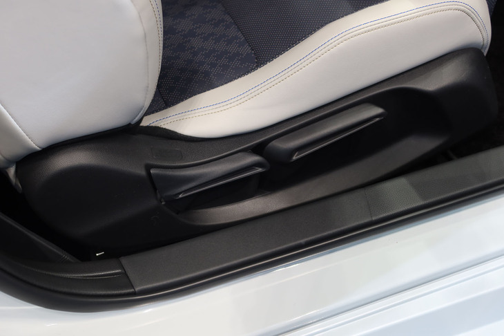 ホンダ・プレリュード（フロントシートの調節レバー）