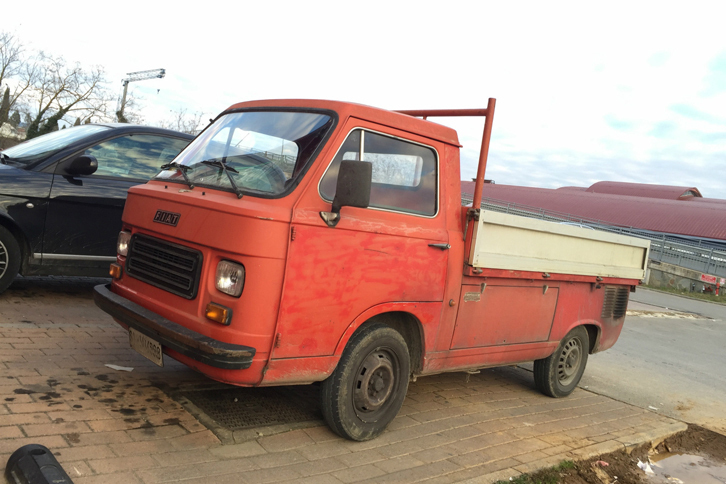 1980年から1985年に生産された「フィアット900E」のトラック。シエナ県ポッジボンシのDIYセンター駐車場で。ドアはオーナー自ら塗装し直したと思われる。