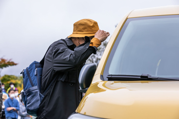 新型「カングー」を熱心にチェックする参加者。次期愛車への思いをはせている？
