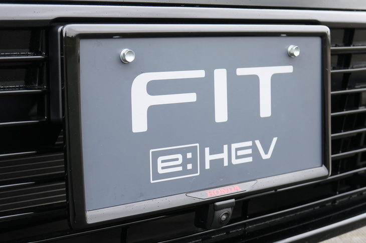 ホンダ・フィット e:HEV RS ホンダアクセス用品装着車（ライセンスフレーム）