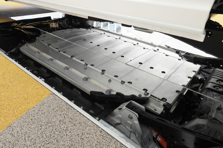 鏡越しに見る、車両底部に備わるバッテリーパック。バッテリーはベース車のサイドフレームの内側に収まるよう設計されており、左右両脇を頑強なアルミ押し出し材でガード。サイドクラッシュが発生した際も、バッテリーと乗員を保護する構造となっている。