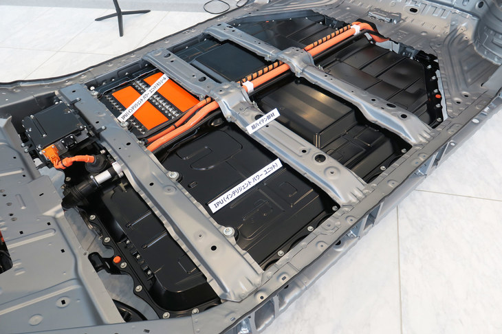 床下に敷かれたリチウムイオンバッテリーの容量は35.5kWh。一充電走行可能距離は、WLTCモードで283kmだ。