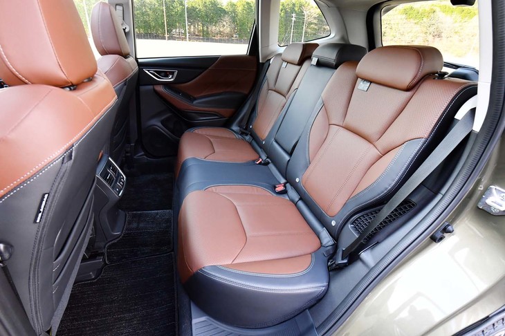 「アドバンス」グレードの後席はシートヒーター付き。前席の背面には、3分割式の後席用ポケットが備わる。