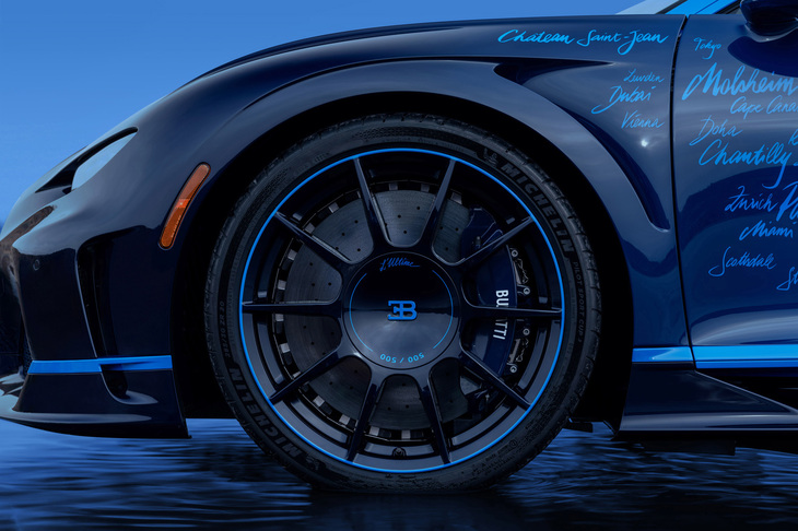 ホイールはボディーカラーに合わせて、前後で異なるブルーにペイントされている。写真はフロントホイール。