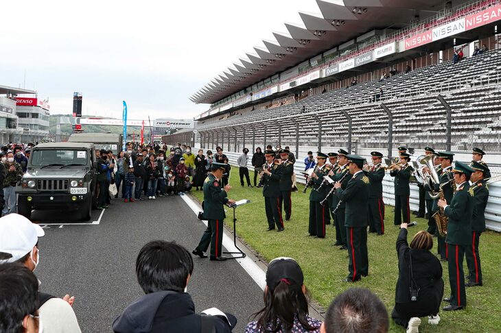 ホームストレートでは陸上自衛隊の音楽隊による演奏も行われた。