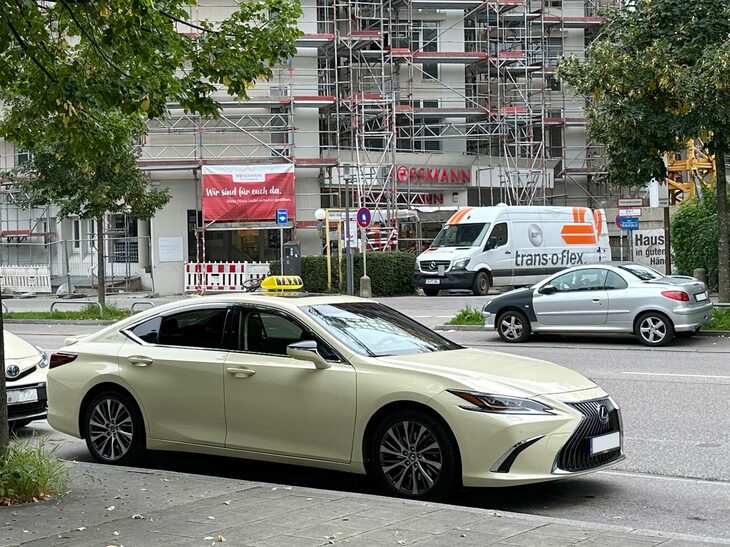 市内を散策する。タクシーにおける多数派は「メルセデス・ベンツEクラス」、次はトヨタ製ハイブリッド車である。ときおり「レクサスES」も。