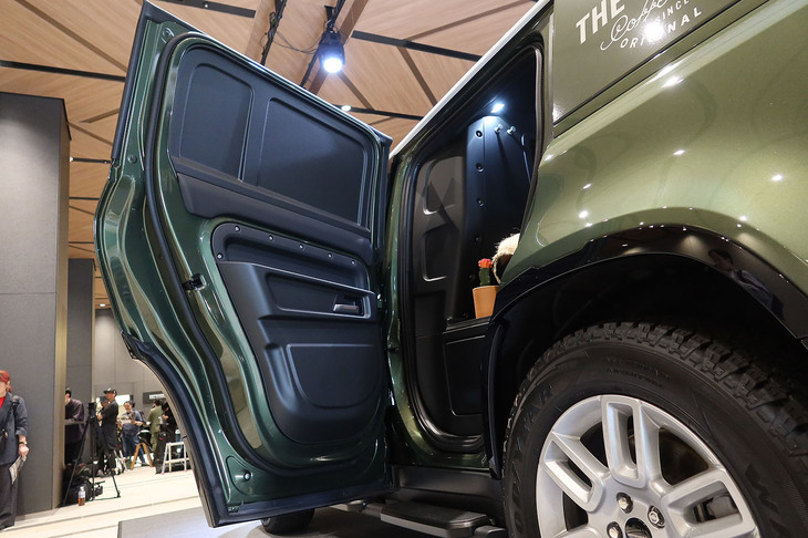 ディフェンダー110ハードトップX-DYNAMIC SE D350（リアドア内側の様子）