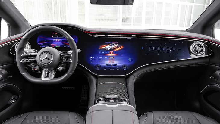 3枚の大型スクリーンで構成される未来的なデザインのダッシュボードなど、インテリアの基本構成は「EQS」に準じている。