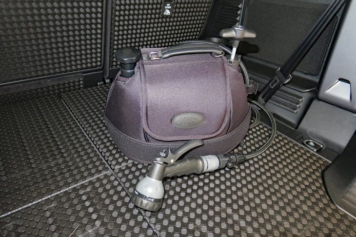 ランドローバー・ディフェンダー110 アドベンチャーパック装着車（ポータブルシャワーシステム）