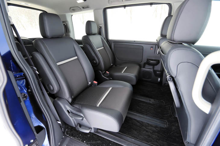 ハイブリッド車に用意される2列目シートは2座の左右独立式のみ。ガソリン車では6：4分割式のベンチシートも選択できる。