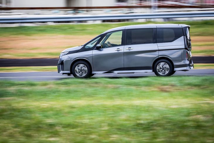 「セレナ ハイウェイスターVプロトタイプ」の走行シーン。