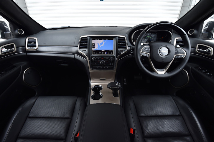 「サミット」のインストゥルメントパネルまわり。同グレードには18基のスピーカーと1基のサブウーハーを備えたHarman Kardon製プレミアムサウンドシステムが標準装備される。