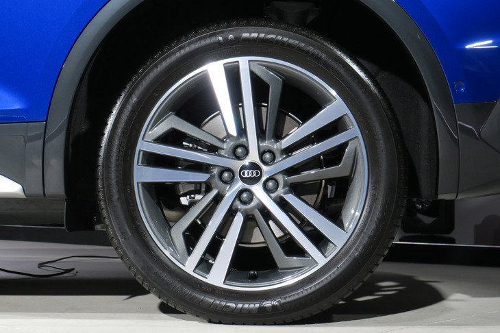 アウディQ5スポーツバック 1st edition（リアタイヤ＆ホイール）