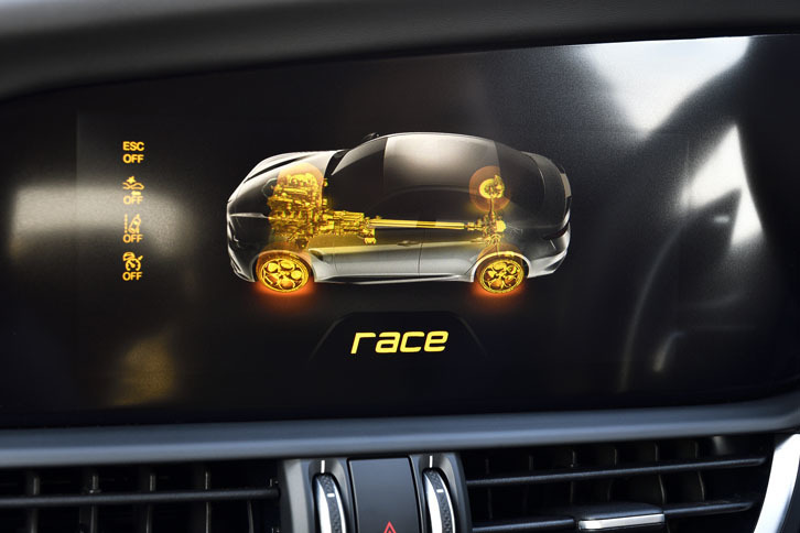 「アルファDNAドライブモードシステム」には従来のD／N／Aの各モードに加え、サーキット走行を想定したレースモードが加わった。