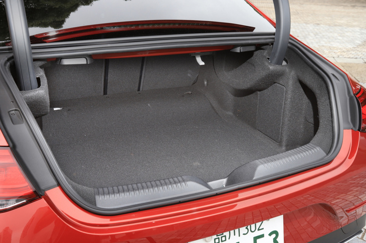 トランクの容量は490リッター。リアシートの可倒機構は40：20：40の3分割式で、必要に応じて積載スペースを拡張できる。
