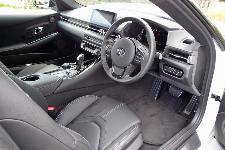 こちらは「スープラRZ」のインテリア。スイッチ類のレイアウトや形状には「Z4」との類似性が見られるものの、全体的なデザインは独自のテイストでまとめられている。