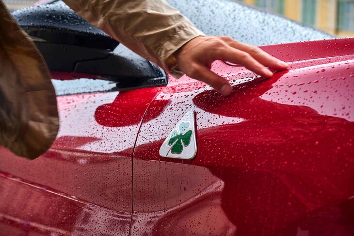 カスタマイズプログラム「Design Your Quadrifoglio」のイメージ。