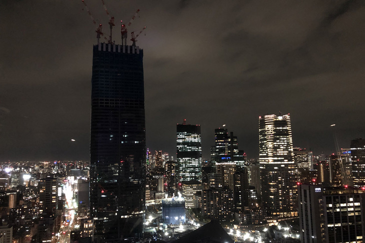 東京タワーのメインデッキ（展望台の低い方）から西側の麻布台ヒルズ森JPタワーを臨む。150mの高さは、周囲の高層ビルより低く感じられた。子供の頃はこれでも十分高かったのに。昭和は遠くなりにけり。