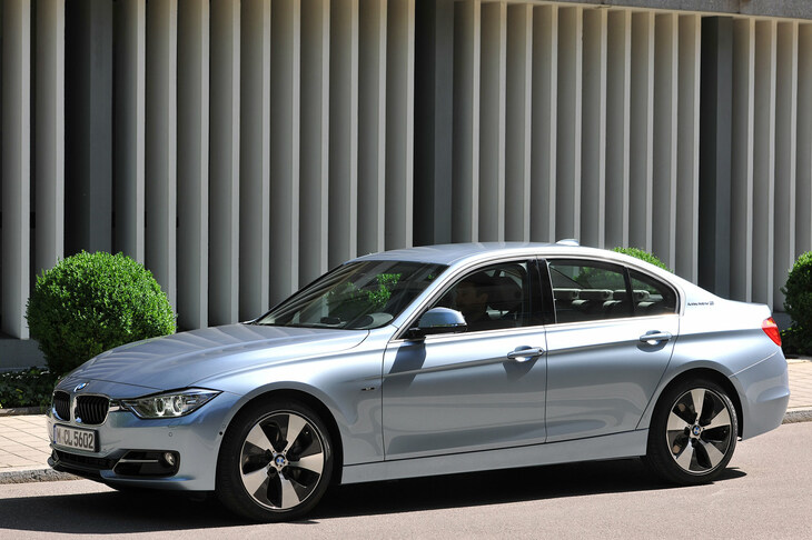 2011年発表の6代目「F30」系では、「3シリーズ」として初めてハイブリッド車が設定された。