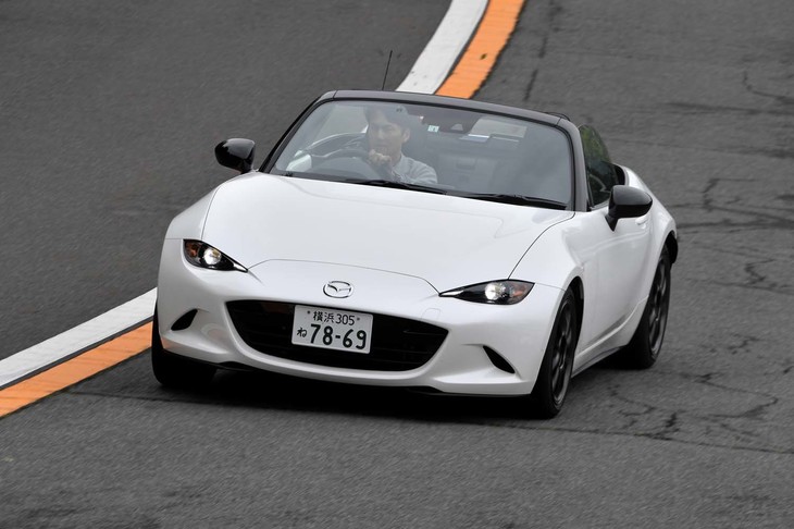 【マツダ・ロードスター990Sのスペック】
	ボディーサイズ：全長×全幅×全高＝3915×1735×1235mm／ホイールベース：2310mm／車重：990kg／駆動方式：FR／エンジン：1.5リッター直4 DOHC 16バルブ／トランスミッション：6段MT／最高出力：132PS（97kW）/7000rpm／
	最大トルク：152N・m（15.5kgf・m）/4500rpm／タイヤ：（前）195/50R16 84V／（後）195/50R16 84V（ヨコハマ・アドバンスポーツV105）／燃費：16.8km/リッター（WLTCモード）／価格：289万3000円
	
	【取材時の燃費データ】
	テスト距離：273.7km（市街地1：高速道路7：山岳路2）／使用燃料：20.4リッター（ハイオクガソリン）／参考燃費：13.4km/リッター（満タン法）／14.4km/リッター（車載燃費計計測値）