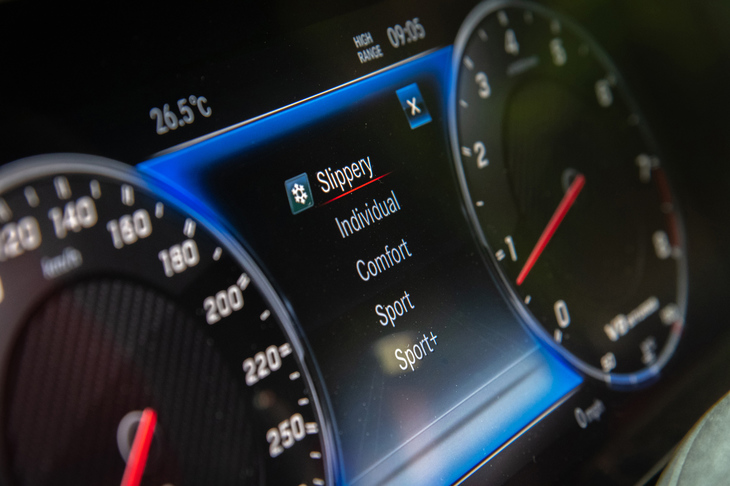 走行モードには「Comfort」「Sport」「Sport＋」、各制御の個別調整が可能な「Individual」に加え、滑りやすい路面での走行に適した「Slippery」も用意されている。