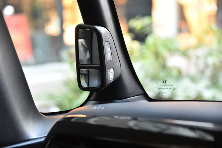 助手席側のAピラーには、左前方の死角をカバーする、技ありのルームミラーが備わっている。