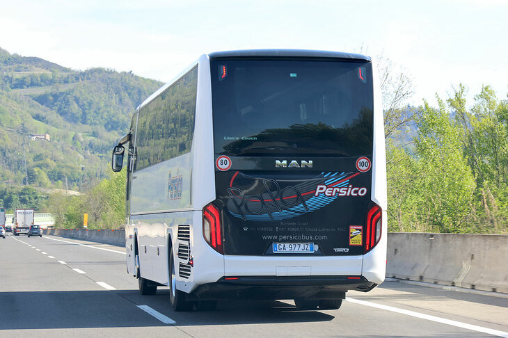 「MANライオンズ コーチ」。2024年4月、ボローニャ近郊で撮影。