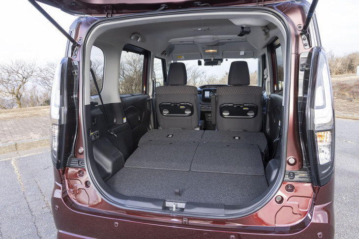 後席の背もたれを倒すと広大かつフラットな空間が広がる。荷室部分のフロアボードの下にはさらに収納スペースが隠れている。