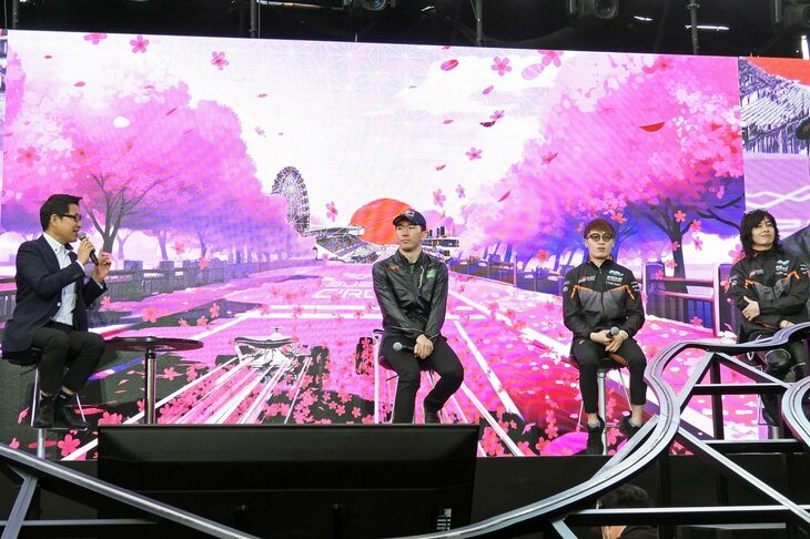 ピエール北川氏の「もしF1に乗れるなら、どのチームがいい？」という問いに、笹原選手はレッドブルと回答。「最速チームの2つしかないシートのひとつに乗るというのは、宝くじが当たるより難しい」とのことだ。次いで阪口選手は「セルモ（自身が所属するレーシングチーム）一筋です！」と述べた後で、「赤いクルマ（フェラーリ）」と本音が。最後に大湯選手はビザ・キャッシュアップRB F1と回答し、「祐毅（角田祐毅選手）としばらくレースをしていないから、普通にバトルしたい」とその理由を述べた。