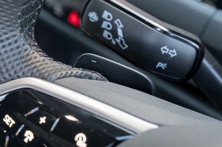 コンパクトなシフトパドルは5代目「GTI」の時代からほとんど形が変わっていない。