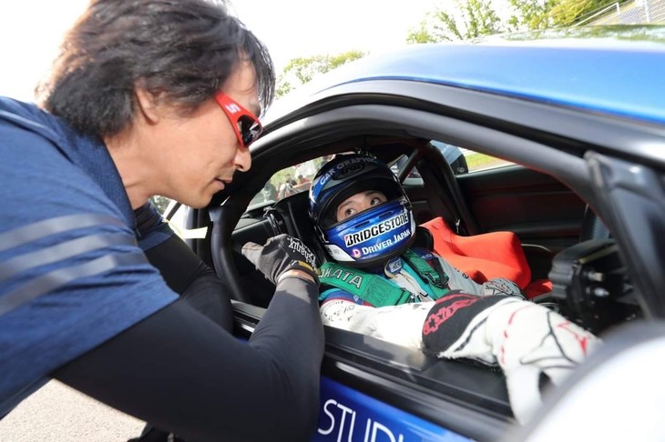 今大会は自己ベストでゴールしたのに、接触でのペナルティーという結果になってしまいました。レーシングアクシデントとはいえ接触してしまった相手のドライバーとチームの方々、応援しに来てくださった方、チームの皆さんには本当に申し訳ない気持ちでいっぱいです。とても残念なレースになってしまったので、今後同じ結果を繰り返さないよう気をつけたいと思います。しかし、自力でポイント圏内まで上がれたことは自信につながったので、次戦からはさらに上を目指して戦っていきたいと思います！