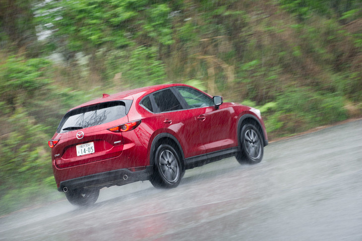 エンジンの改良によって動力性能が向上した「CX-5」のディーゼルモデル。カタログ燃費も、FF車で19.0km/リッター、4WD車で18.0km/リッターと、従来モデルより改善している。