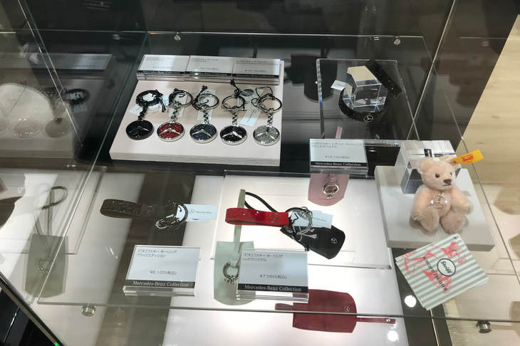 スワロフスキーを使ったキーホルダーなど、女性ユーザーをターゲットにした商品も豊富に用意されている。