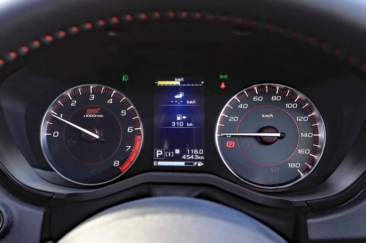 タコメーターの盤面に「STI」ロゴがあしらわれた専用メーター。スピードメーターも含めて目盛りがレッドに変更されている。